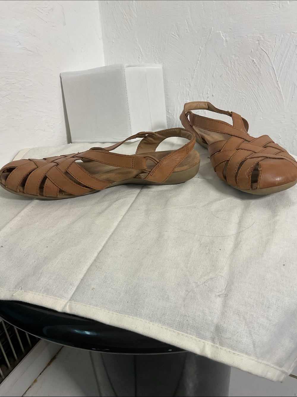 Earth Origins Berri Leather Fisherman Sandals 9.5M Tan Huarache Closed Toe Flat - Picture 4 of 10
